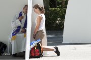 Una peregrina en la JMJ de 2011 de Madrid se confiesa con un sacerdote en el Parque del Retiro