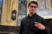 El cura influencer Alberto Ravagnani se hace un selfie en una hermosa sacristía
