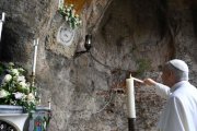 El Papa León XIV enciende una vela a la Virgen de Lourdes en su gruta de los Jardines Vaticanos