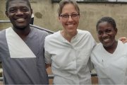 Pascale Nicolas, enfermera y misionera carmelita, con colaboradores de su misión en Camerún