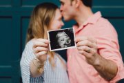 Una pareja muestra la ecografía de su bebé... en España hay un pequeño repunte de natalidad, que no compensa los fallecimientos