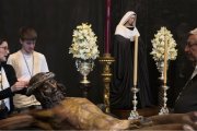 La familia malagueña que prepara cada año la corona de espinas del Cristo de Mena, o Cristo de la Buena Muerte