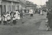 Una procesión religiosa en la Francia de los años 60.