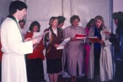 El padre Maurer dirige un coro de fieles en 1993 en la naciente parroquia de la Santísima Madre de Dios de Vladivostok.