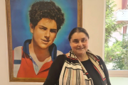 Antonia Salzano Acutis, madre del santo millennial Carlo, posa junto a su retrato en un momento que evoca el legado eucarístico de su hijo, canonizado en 2025.