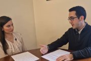 Elisa y Diego conversan sobre los mártires de 1936-39 en la diócesis de Toledo.