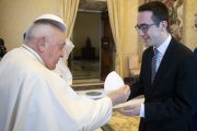Diego del Cojo Gómez con el Papa Francisco. En la audiencia junto a sus hermanos en el Seminario Mayor de Toledo.(7 de noviembre de 2024).