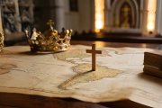 Cruz y coronas sobre el mapa de América: fe, poder y memoria histórica en la Conquista.
