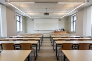 Aula universitaria preparada para una clase de Humanidades, símbolo de la universidad como lugar de estudio y diálogo auténtico.