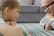 Una padre entablando una relación de empatía con su hijo