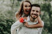 La sociedad aprecia el matrimonio y sabe que es fundamental para su estabilidad colectiva, pero... no se hacen los sacrificios necesarios para sostenerlo firme.