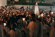 Una procesión de Nuestra Señora de Fátima en su santuario de Portugal.