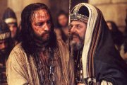Jesús (Jim Caviezel) y Caifás (Mattia Sbragia), en el simulacro de juicio que retrató Mel Gibson.