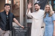 Gross y su amiga y compañera creadora de contenido, Kate DePetro, posan con el padre Jonah Teller de St. Joseph's en Greenwich Village durante la reunión social con pizza previa a la misa.
