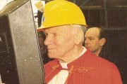 Juan Pablo II, con casco de obra en una visita a trabajadores, imagen de la Iglesia polaca que, como en Nowa Huta, levantó templos y libertad en plena dictadura comunista.