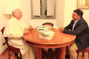 Vaticano, 15 de octubre de 2025. Armando Jesús Lovera entrega al papa León XIV los primeros ejemplares de "De Roberto a León. Amistad, memoria y misión".