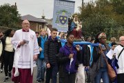 Peregrinos ingleses con la Virgen de Walsingham hacia su santuario en octubre de 2023