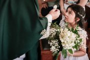 Una niña comulgando de forma solemne en su Primera Comunión