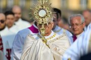 León XIV, en su primera procesión eucarística como Papa: el Corpus Christi de 2025 por las calles de Roma.