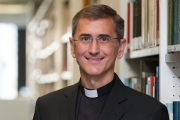 Onésimo Díaz, sacerdote e historiador, repasa en ‘De León XIII a León XIV’ el papel de la Iglesia como conciencia moral de la modernidad.