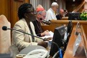La teresiana Leocadie Lushombo junto al cardenal Parolin al presentar Magnifica Humanitas
