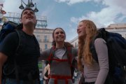 Jóvenes mochileros alzan la mirada en la Puerta del Sol en Madrid, en el vídeo de bienvenida a León XIV