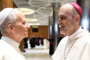 El obispo Xabier Gomez con el Papa León en el Vaticano; el obispo le mostrará la cárcel de Brians 1