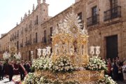 Un vídeo dice presentar el Corpus de Toledo, es una alucinación loca hecha con IA, con dos custodias y flores psicodélicas