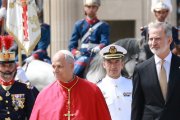 El Papa pasa revista a la Guardia Real que forma en su honor a la entrada del Palacio Real de Madrid, acompañado de Felipe VI
