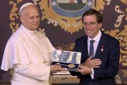 El alcalde Almeida entrega la llave de oro de Madrid al Papa león XIV