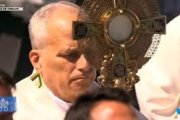 El Papa León XIV con el Santísimo por las calles de Madrid