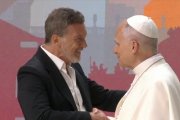 El actor Antonio Banderas saluda al Papa León XIV en el Movistar Arena