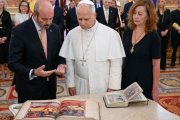 Francina Armengol y Pedro Rollán, presidentes del Congreso y del Senado respectivamente, muestran valiosos libros a León XIV