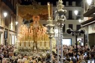 La Esperanza Macarena, en procesión por las calles de Sevilla.