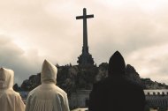 Miembros de la Escolanía y de la Comunidad benedictina de la Santa Cruz del Valle de los Caídos, interpretando su pieza
