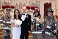 Eva y Daniel, tras casarse, rodeados de los bomberos que les ayudaron ante la alarma de incendios en una boda viral y considerada memorable.