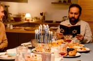Las fiestas familiares del judaísmo (la Pascua, el sábat del viernes por la tarde, y otras) vertebran el ritmo de una familia judía
