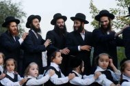 Un grupo de judíos ortodoxoscon sus hijos