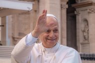 El Papa León XIV saluda a los fieles congregados en la plaza de san Pedro