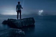 Un hombre busca la luz entre el cielo estrellado y el mar, símbolo de la verdad . foto de Warren en Unsplash