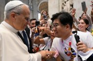 León XIV saluda a los evangelizadores digitales en la basílica San Pedro en el Jubileo de los Influencers
