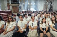 Unos jóvenes valencianos en la Basílica de San Pedro de Roma, en misa con sus obispos en el Jubileo 2025