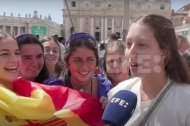 Una jóvenes españolas muestran su entusiasmo a Agencia EFE en el Jubileo de los Jóvenes en Roma