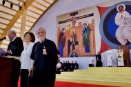Kiko Argüello, Ascensión Romero y el padre Mario Pezzi en el encuentro vocacional del 4 de agosto de 2025 en Tor Vergata