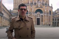 Eduardo Infante, en Gijón, donde es profesor de Filosofía, habla para un programa de RTVE