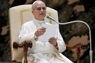 El Papa lee su intervención durante la audiencia general de este miércoles.