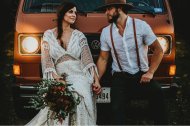 Una pareja sube a otro nivel cuando se casa; esta foto de Jessica Rockowitz en Unsplash recoge a unos recién casados de cierta veteranía