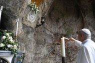 El Papa León XIV enciende una vela a la Virgen de Lourdes en su gruta de los Jardines Vaticanos