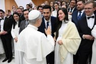 El Papa León XIV saluda a los recién casados al final de su catequesis del miércoles, como es costumbre