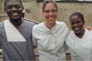Pascale Nicolas, enfermera y misionera carmelita, con colaboradores de su misión en Camerún